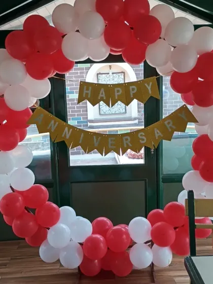 The beautiful red and white balloon ring for the anniversary party.
