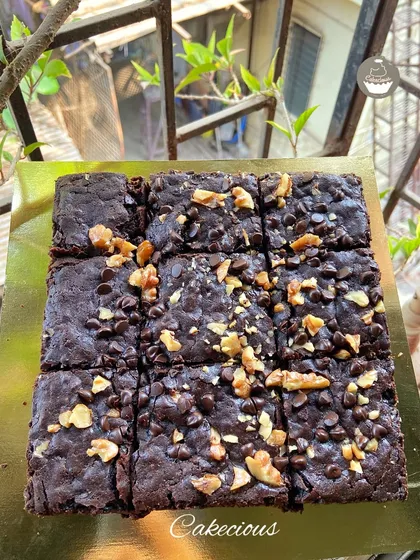 A close-up of my classic Chocochip Walnut Brownie slab, ready to be sliced. I make sure every batch is perfectly fudgy and loaded with high-quality chocolate and crunchy walnuts.