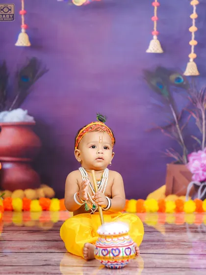 A thoughtful portrait of our little Kanha. The pearl necklaces and traditional attire are all part of the complete look I provide for this themed shoot.