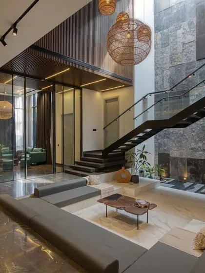 The heart of our Casa Acentuada project is this double-height sunken living area. We designed this space to be a central hub, connecting different levels of the home while drawing in abundant natural light through the skylight, creating a sense of openness and tranquility.