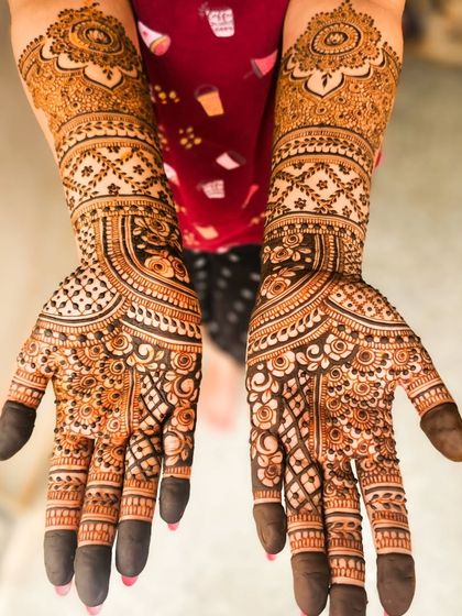 A full view of this intricate engagement henna, combining various traditional elements.