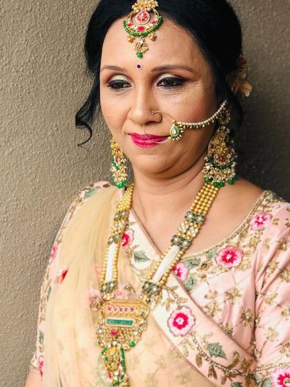 My rental jewellery is for everyone in the family. This lovely woman is wearing a traditional long necklace set with a nath, perfect for the mother of the bride.