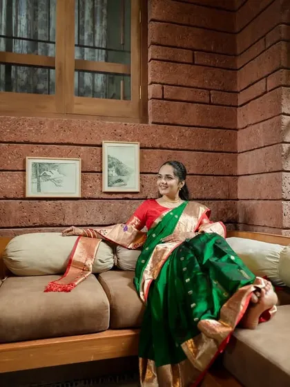 A relaxed and happy portrait of the bride. Her natural smile and comfortable pose reflect a moment of calm and joy amidst the wedding excitement.