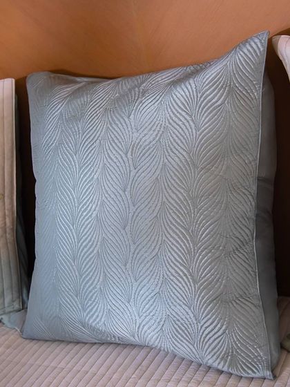 Ekaani - Luxury Home & Spiritual Decor Luxurious Linens: Cushions & Bedcovers photo 38