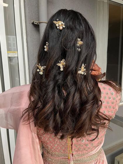 For this season, loose curls are a popular choice for receptions. This hairstyle is elegant, modern, and perfect for dancing the night away.