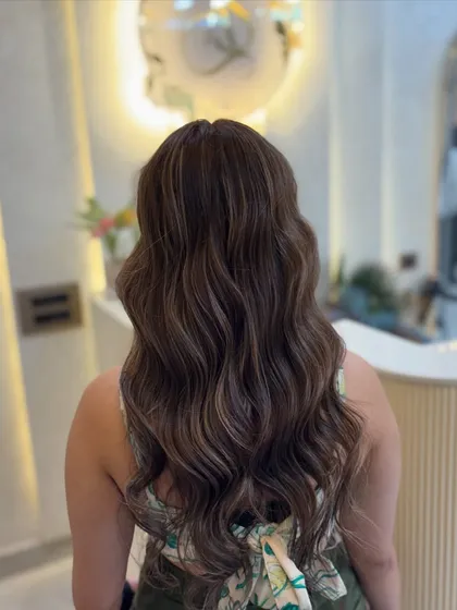 A beautiful example of global colour with highlights. The wavy styling shows off the multi-dimensional tones and the incredible shine of the hair.
