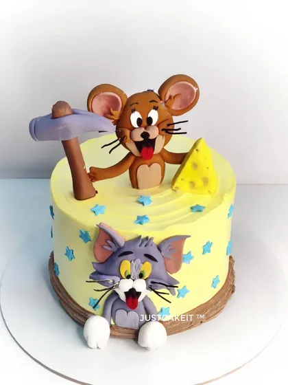 A playful Tom and Jerry cake with fully edible, hand-molded figures. Capturing the classic cartoon rivalry in sugar form was a lot of fun, and the client loved the result.