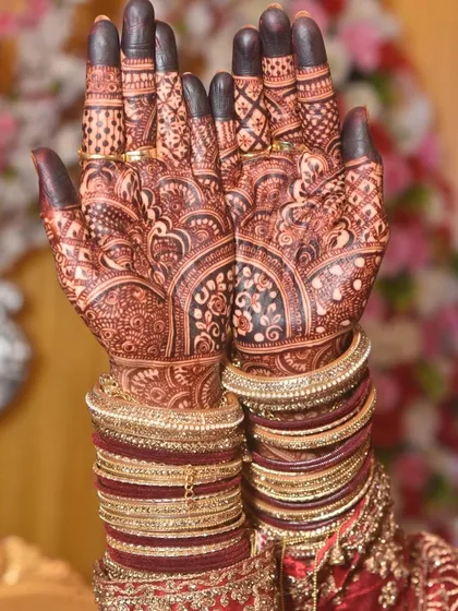 Another look at this gorgeous bridal stain, with hands full of traditional bangles. Masha'Allah, the colour is a blessing.