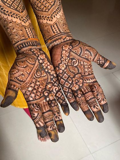 Intricate Full Hand Mehendi photo 33