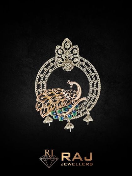 This Reti mounting pendant features a graceful peacock within a circular frame, ready to be customized. Jewellery possesses the captivating ability to serve as that singular, exquisite element capable of evoking a profound sense of individuality.