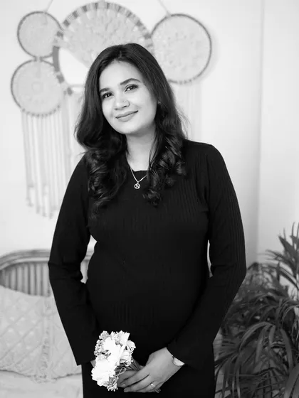 A lovely black and white portrait of the mother-to-be holding a small bouquet of flowers. This simple prop adds a touch of elegance to the shot.