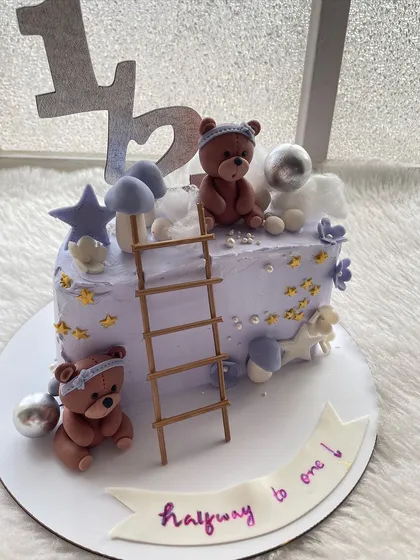 A dreamy teddy bear-themed half-cake for a six-month birthday. The little bears are climbing a ladder to the stars.