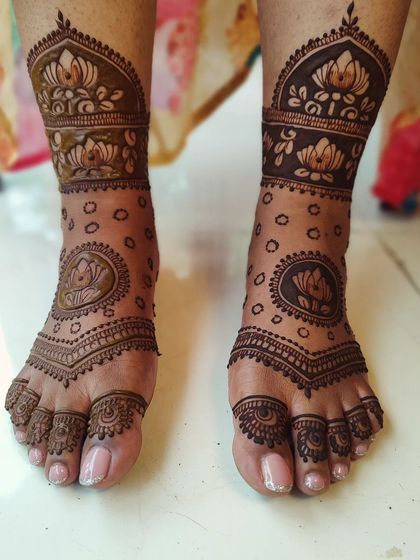 Simple and sweet lotus mehendi for a pregnancy celebration. The lotus symbolizes new beginnings and purity, making it a perfect choice for this special time.