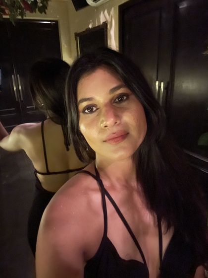 A selfie moment. This look is all about celebrating life and feeling good in your own skin.