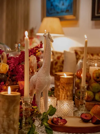 Whimsical elements, like this white giraffe statue, are woven into the tablescape to add personality and a touch of the surreal. It shows that luxurious design can also be playful and unique.