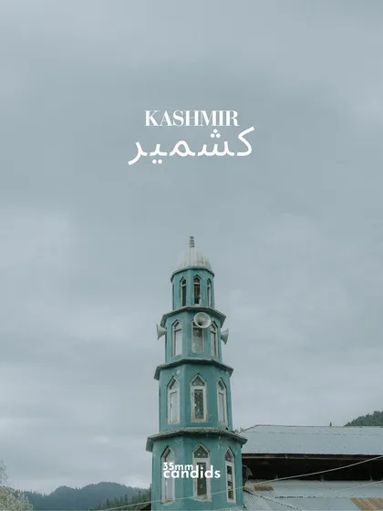 The word "Kashmir" set against the backdrop of a mosque's minaret. This image establishes the unique sense of place for this pre-wedding story.