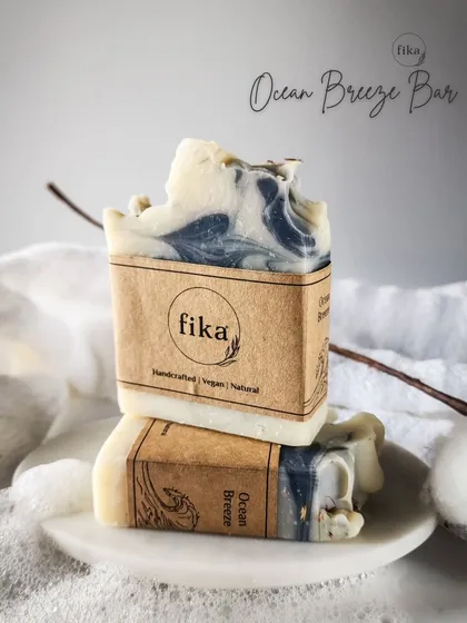 Drift away with my Ocean Breeze soap bars. The calming scent of lemon and lavender essential oils, combined with nourishing plant ingredients and a touch of pure indigo powder, creates a mini seaside escape.