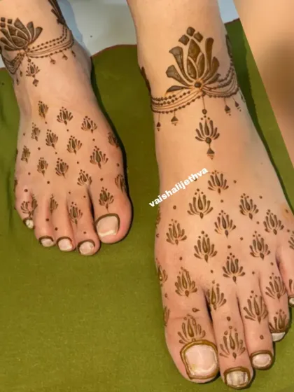 A minimalist and chic foot design. This pattern uses simple lotus motifs to create a light and airy look, perfect for a modern aesthetic.