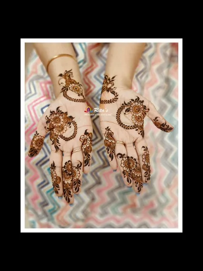 Another look at this graceful and minimal mehendi design, showing its delicate flow on the hands.