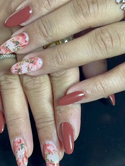 A full look at this stunning brown and pink marble set with gold flakes.