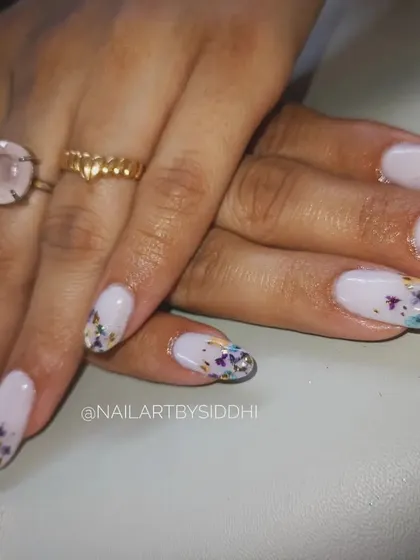 A holiday-themed design with real dried flowers encapsulated in the tips.