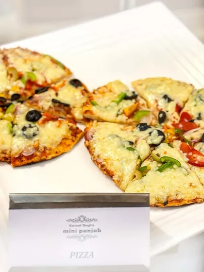 A slice of happiness with our freshly baked pizza. Topped with cheese, olives, and peppers, it's a classic Italian favorite that we bring to your events.