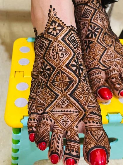 Elegant Feet Mehendi photo 6