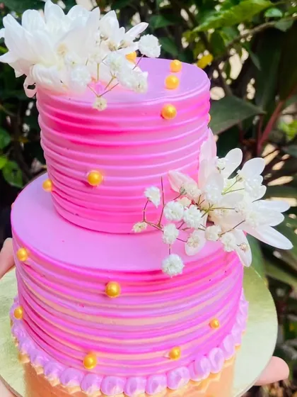 This vibrant pink mini two-tier cake is another one of my popular designs for New Year's parties. It’s decorated with fresh flowers for a beautiful, celebratory look.