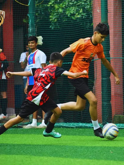 An SG5 player using his strength to hold off a challenger and drive forward.