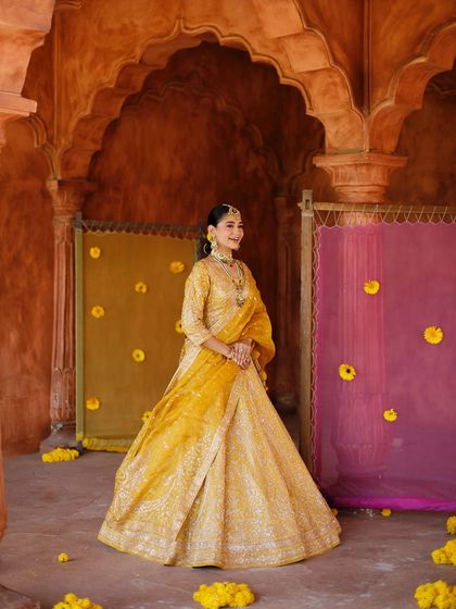 The entire look in one frame. This is perfect inspiration for any bride looking for a traditional yet stunning Haldi or Sangeet style.