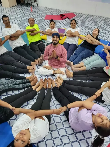 A beautiful moment of connection on International Yoga Day. We formed a circle to share our energy and celebrate the unity that yoga brings.