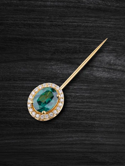 This captivating green topaz pin adds a touch of sophistication to any look. The halo of diamonds enhances its beautiful colour.
