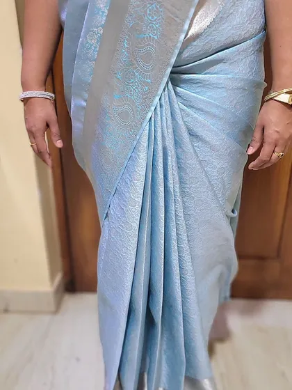 A close-up of the side pleats and the neat tuck at the waist. This draping style is very flattering and gives a modern twist to a silk saree.