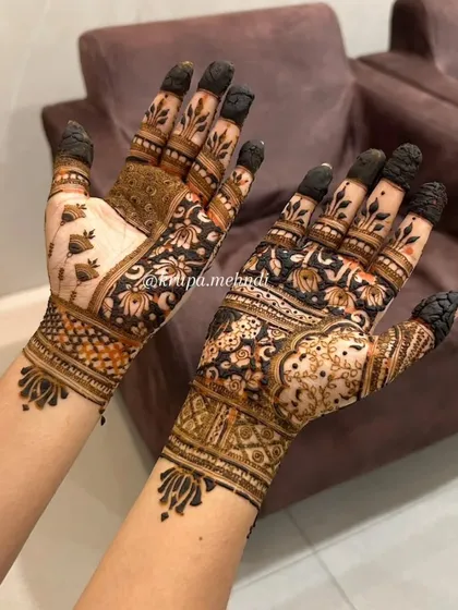 A beautiful floral mehndi design, perfect for the upcoming festival season. The mix of light and dark shading gives it a lovely depth.