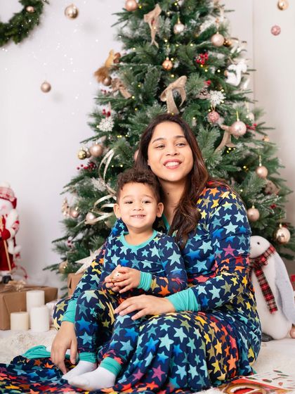 Snuggling up in matching pajamas under the Christmas tree. My Christmas mini sessions are perfect for capturing these cozy and love filled family moments.