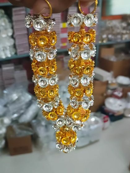 Yeh gold aur silver stone wali haaram (mala) ka close-up hai. Isse aap Amma ki murti ya photo par alankaran ke liye istemal kar sakte hain.