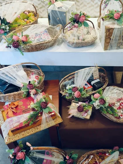 We manage large-scale gifting projects with consistent quality and design. This assortment of coordinated gift baskets and boxes, each adorned with matching floral arrangements, demonstrates our ability to cater to the entire wedding party.