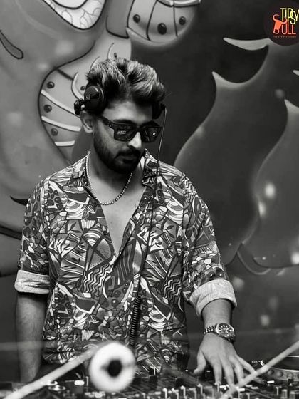 A moody black and white shot from my set at Tipsy Bull.