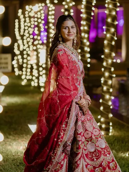 Yaksha looked so elegant for her wedding. We blended modern and conventional styles with a focus on glowing skin, perfect for her beautiful red lehenga and the magical evening lights. 🤍