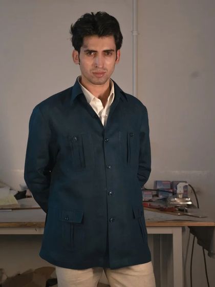 This safari-inspired deep blue overshirt is a true wardrobe essential, seamlessly combining practicality and contemporary fashion.