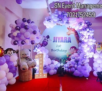 A dreamy jungle theme in shades of purple and white. This unique take on the theme includes a hot air balloon prop with a teddy bear, animal cutouts, and a beautiful balloon arrangement.