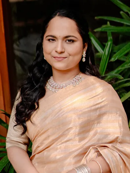 For Madhura's Tilak ceremony, the brief was a true 'no-makeup' makeup look. I used minimal product on the eyes, a soft brush of color on the cheeks and lips, and styled her hair in loose waves for a simple, put-together look.