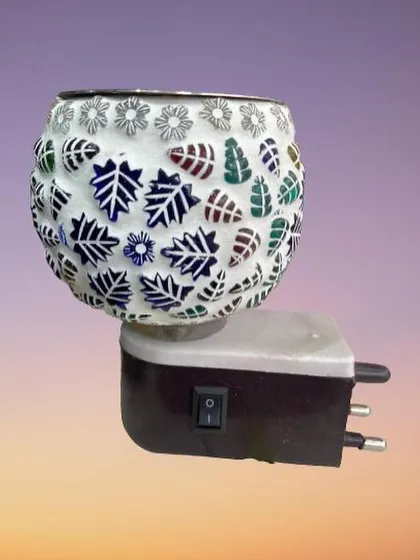 Here is another view of the plug and switch mechanism on our leaf-patterned mosaic lamp. The design is compact and plugs directly into the wall, saving you space on tables and shelves.