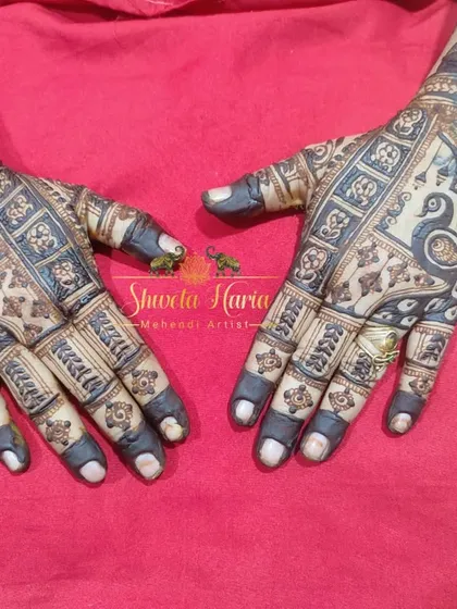 A striking back-hand design using the meenakari technique for a bold, filled-in look. The pattern features peacocks and geometric shapes, perfect for making a statement.
