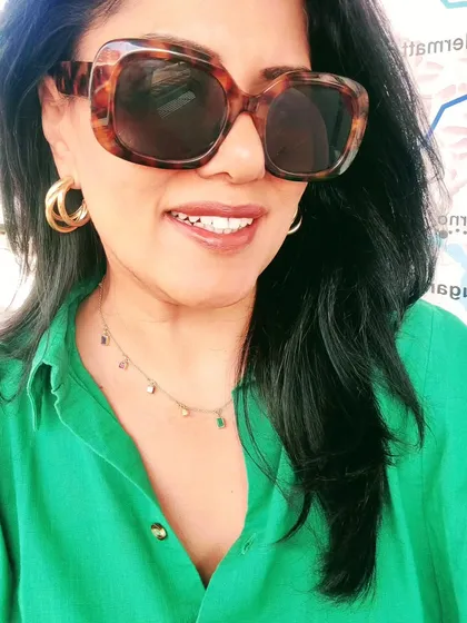 For our trip to St. Moritz in Switzerland, I wore a green shirt with black linen pants and carried a jacket. Layering is key when traveling to places with changing temperatures.