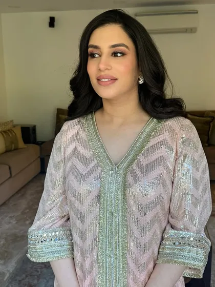 A soft, glowy makeup look in pretty hues of pink. This is my go-to for a perfect day look, where the skin looks radiant and the makeup feels light and fresh. Congratulations to this gorgeous client!