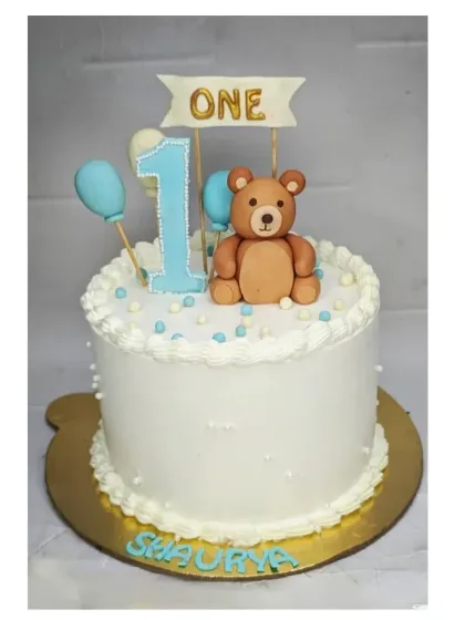 A simple and classic teddy bear cake for a first birthday. Even after a little damage during transport, I was able to fix this fresh pineapple cake to make the celebration perfect.