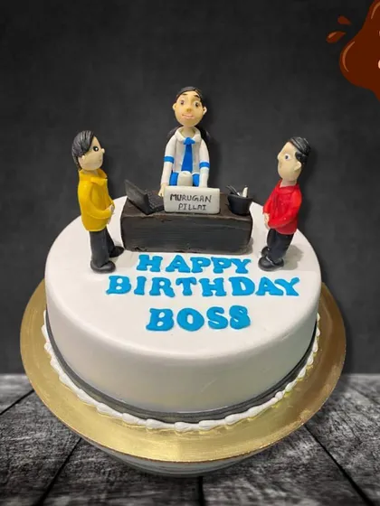 A fun and respectful cake for a boss's birthday. This cake shows the boss at his desk with his team, a simple and effective way to celebrate a leader in the office.