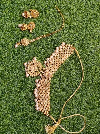 I also offer lighter jewellery sets perfect for wedding guests, bridesmaids, or pre-wedding functions like a sangeet or mehndi. This gold-finish set features delicate Kundan work and pearls, and includes a choker, jhumka earrings, and a maang tikka for an elegant, coordinated look.
