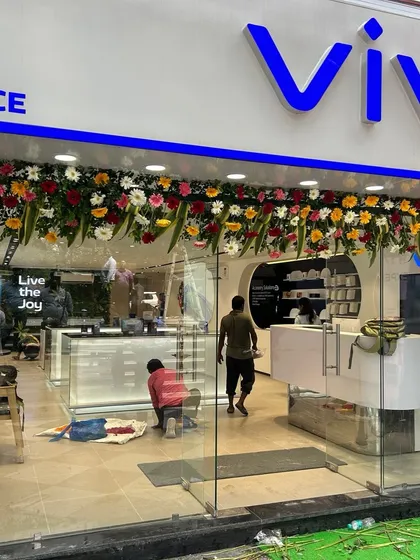 Final preparations outside a VIVO store before its inauguration. Our team ensures every detail, including the exterior presentation, is perfect for the launch.